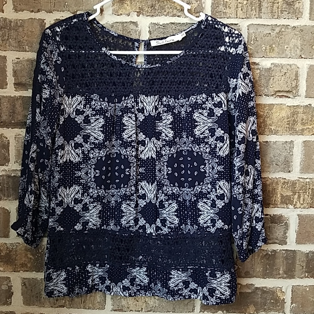 ❤Solitaire Blue and White Floral Top